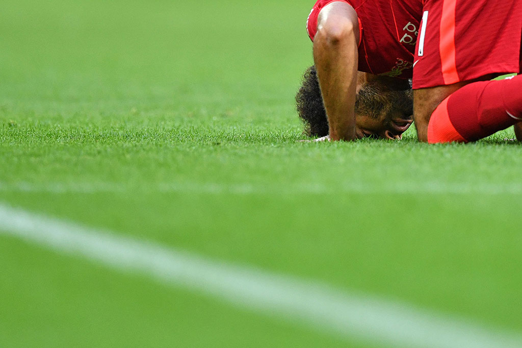 Pemain asal Mesir Mohamed Salah membawa Liverpool memimpin pada menit kedelapan, menyelesaikan umpan matang Roberto Firmino di dalam kotak penalti.  Skor 1-0 bertahan hingga jeda.