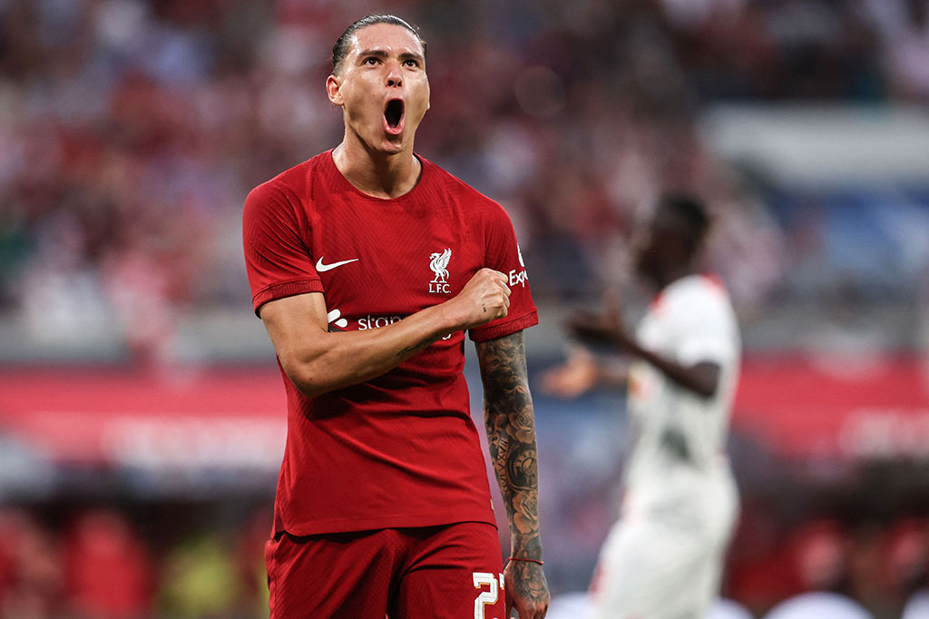 Darwin Nunez yang masuk dari bangku cadangan setelah turun minum mengambil alih tugas penalti setelah Luis Diaz dijatuhkan kiper Lepizig. Dia kemudian sukses mencetak gol perdananya.