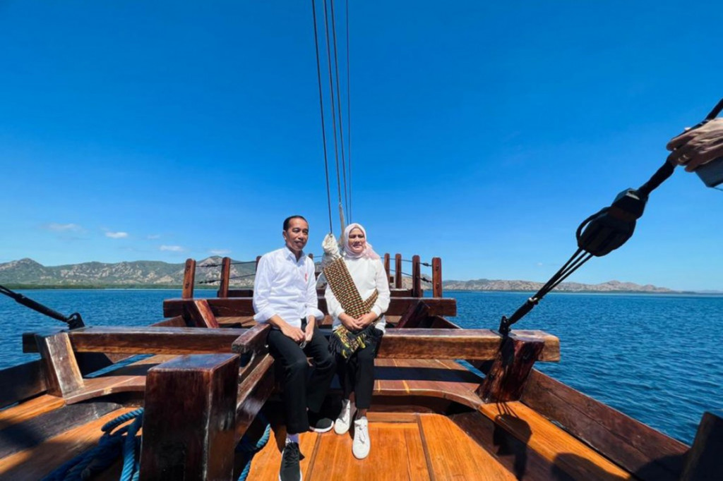 Setelah meresmikan perluasan Bandara Komodo, Labuan Bajo, Kabupaten Manggarai Barat, Provinsi Nusa Tenggara Timur (NTT), Kamis, 21 Juli 2022, Presiden Joko Widodo dan Ibu Iriana Joko Widodo melanjutkan perjalanan menuju Pulau Rinca, Kabupaten Manggarai Barat