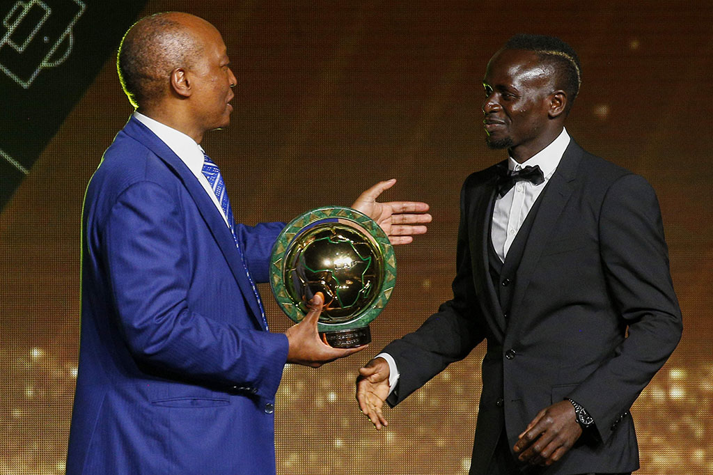 Striker Senegal Sadio Mane menerima penghargaan Pemain Terbaik Afrika Tahun Ini dari Presiden CAF Patrice Motsepe selama Penghargaan Konfederasi Sepak Bola Afrika (CAF) 2022 di ibu kota Maroko, Rabat, Kamis, 21 Juli 2022 waktu setempat.