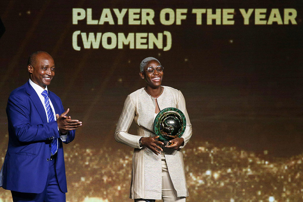 Asisat Oshoala dari Nigeria memenangi Pemain Terbaik Wanita untuk kelima kalinya, mengalahkan rekan senegaranya Perpetua Nkwocha.