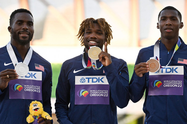 Sementara itu pelari AS lainnya, Kenny Bednarek meraih perak dalam 19,77 detik, sementara remaja Erriyon Knighton meraih perunggu dalam 19,80 detik.