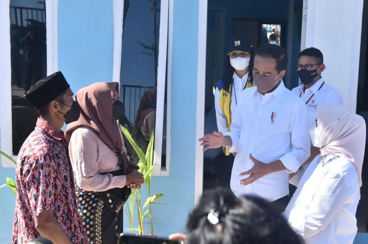 Presiden Joko Widodo meninjau proyek pengembangan sarana hunian pendukung kawasan pariwisata di Kampung Baru, Labuan Bajo, Kabupaten Manggarai Barat, Nusa Tenggara Timur (NTT), Jumat, 22 Juli 2022.