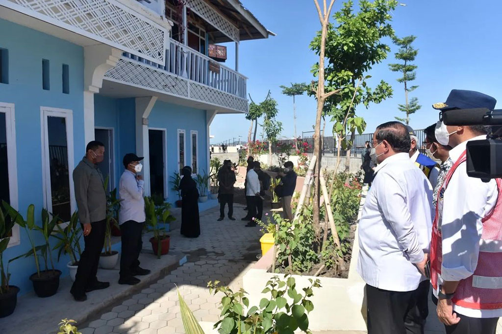 Kepala Negara menyebut upaya untuk memperbaiki kawasan rumah tidak layak huni menjadi layak huni sekaligus meningkatkan kualitas rumah dengan fungsi usaha diharapkan dapat meningkatkan kesejahteraan masyarakat di sekitar Labuan Bajo.