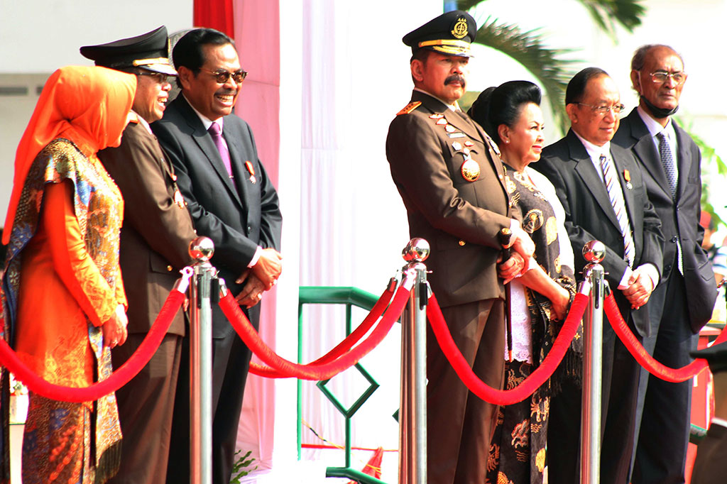 Burhanuddin mengapresiasi jajaran Kejaksaan di seluruh Indonesia yang telah bekerja keras, cermat, dan cepat merespons perintahnya untuk meningkatkan penanganan perkara yang berkaitan dengan hajat hidup masyarakat, seperti pada penanganan perkara kelangkaan minyak goreng, penyelewengan pupuk bersubsidi, dan pemberantasan mafia tanah.