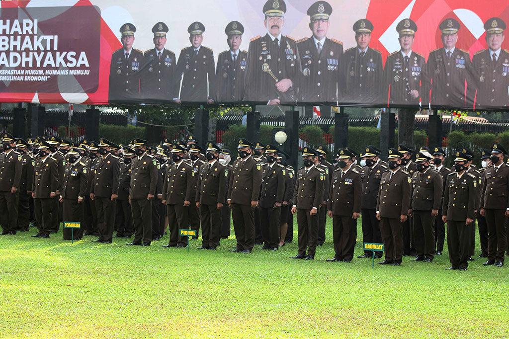 Dalam kesempatan tersebut, Burhanuddin menyampaikan capaian yang telah dilakukan Kejaksaan salah satunya bidang pengawasan. Sejak Juli 2021, katanya, telah melakukan penjatuhan hukuman disiplin terhadap 171 orang terdiri atas 47 pegawai tata usaha dan 124 jaksa.