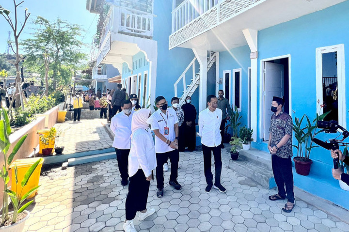 Mengawali agenda kunjungan kerjanya di hari kedua di Labuan Bajo, Kabupaten Manggarai Barat, NTT, Jumat, 22 Juli 2022, Presiden Jokowi dan Ibu Iriana Jokowi meninjau Proyek Pengembangan Sarana Hunian Pendukung Kawasan Pariwisata, Kampung Baru, Labuan Bajo.