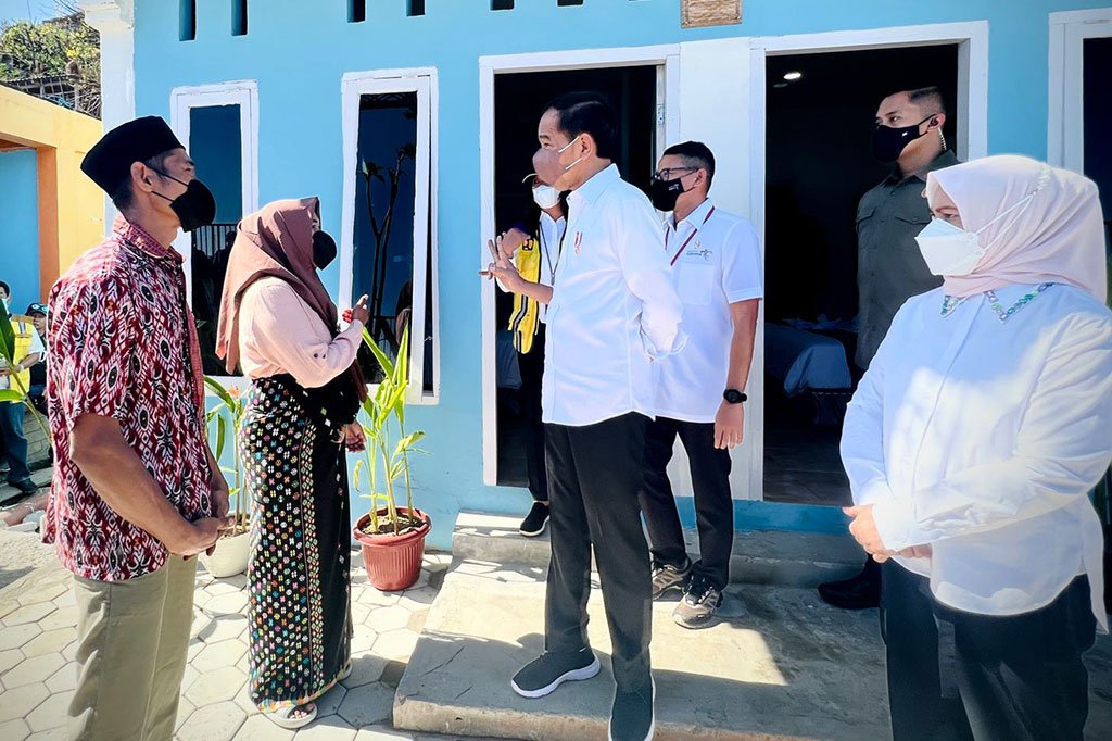 Ada hal menarik saat Presiden dan Ibu Iriana mendatangi sebuah kios sekaligus pondok wisata (homestay) yang dimilili warga. Jokowi ditawari menginap gratis oleh pemilik homestay tersebut.