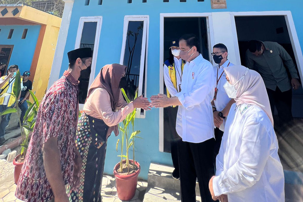 Jawaban tersebut membuat Presiden dan Ibu Negara Iriana Joko Widodo tersenyum dan kembali menanyakan berapa tarif pondok wisatanya per malam untuk wisatawan. 