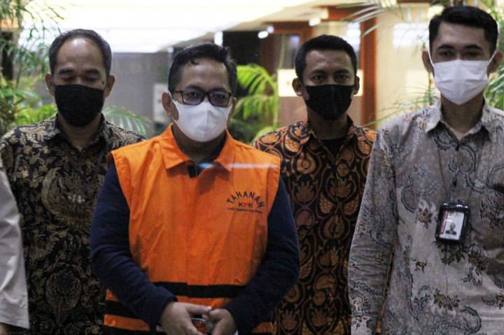 DJK ditetapkan sebagai tersangka kasus dugaan suap terkait pengurusan perizinan apartemen di wilayah Pemerintah Kota (Pemkot) Yogyakarta.