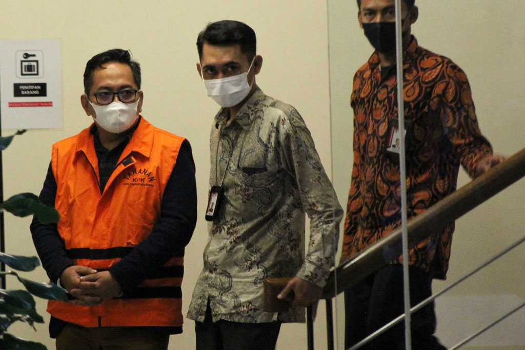 Sebelumnya, KPK telah menetapkan empat tersangka kasus tersebut, yakni mantan Wali Kota Yogyakarta Haryadi Suyuti (HS), Kepala DPMPTSP Kota Yogyakarta Nurwidhihartana (NWH), Triyanto Budi Yuwono (TBY) sekretaris pribadi merangkap ajudan HS, dan Vice President Real Estate PT SA Tbk Oon Nusihono (ON).