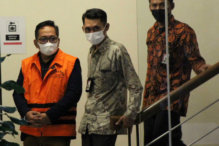 Sebelumnya, KPK telah menetapkan empat tersangka kasus tersebut, yakni mantan Wali Kota Yogyakarta Haryadi Suyuti (HS), Kepala DPMPTSP Kota Yogyakarta Nurwidhihartana (NWH), Triyanto Budi Yuwono (TBY) sekretaris pribadi merangkap ajudan HS, dan Vice President Real Estate PT SA Tbk Oon Nusihono (ON).