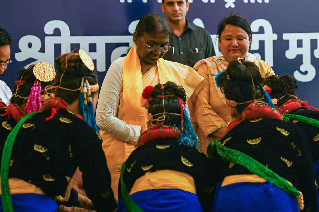 Murmu berasal dari timur negara bagian Odisha India dan memulai karir sebagai guru. Dia mengawali karir politiknya bersama partai Bharatiya Janata (BJP) pada 1997. Murmu menjadi gubernur perempuan pertama untuk negara bagian Jharkhand sejak 2015 hingga 2021.