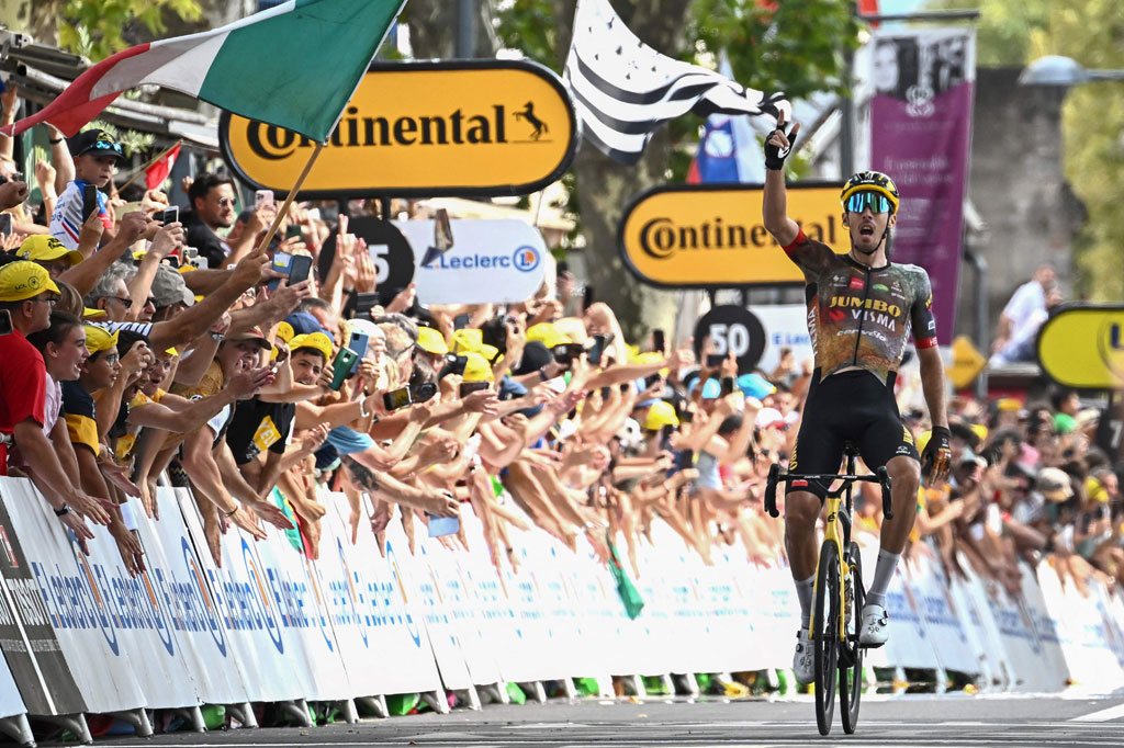 Laporte, dari Jumbo Visma, berhasil menjaga jarak dengan peloton utama sekitar 1 km dari garis finis, sebelum maju dengan mudah untuk memenangi etape yang sebagian besar datar ini.