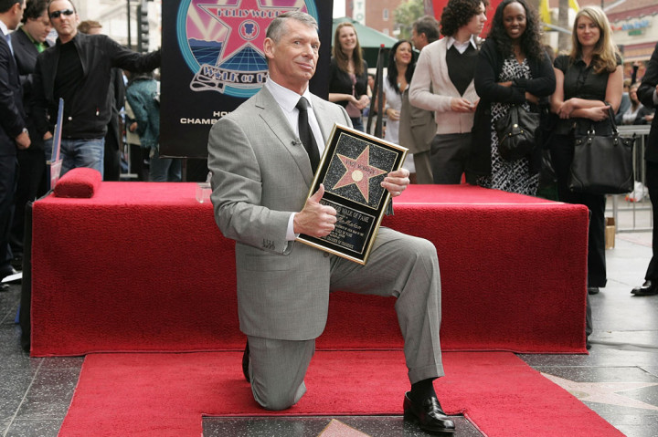 Vince McMahon, promotor yang membangun pertunjukan gulat pro menjadi kerajaan hiburan global, Jumat, 22 Juli 2022 waktu setempat mengumumkan pensiun sebagai kepala Hiburan Gulat Dunia  (World Wrestling Entertainment/WWF), McMahon pensiun, di bawah tuduhan pelanggaran seksual yang serius.