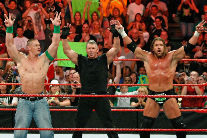 Putrinya Stephanie diangkat sebagai CEO dan ketua sementara, sementara penyelidikan pelanggaran yang sedang berlangsung terus berlanjut.