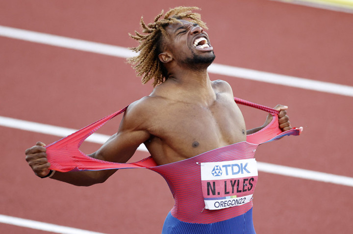 Sprinter Noah Lyles mempertahankan mahkota juara dunia lari 200m pada Kejuaraan Dunia Atletik 2022, Kamis, 21 Januari 2022, sekaligus memimpin menyapu bersih podium untuk sprinter AS.