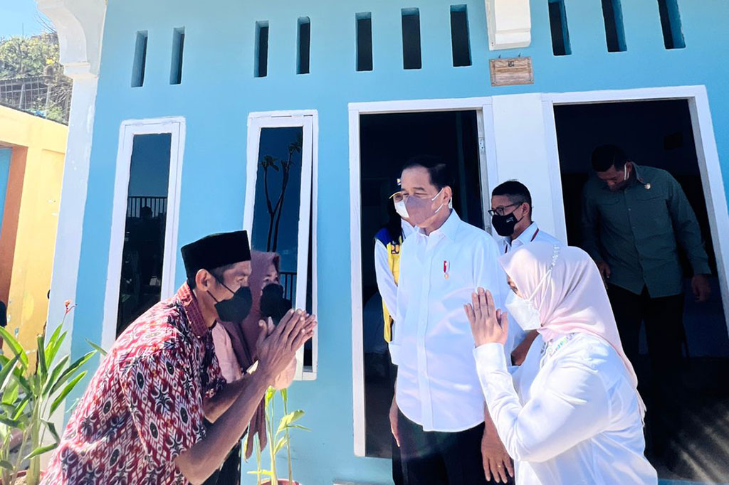 Mengawali agenda kunjungan kerjanya di hari kedua di Labuan Bajo, Kabupaten Manggarai Barat, NTT, Jumat, 22 Juli 2022, Presiden Jokowi dan Ibu Iriana Jokowi meninjau Proyek Pengembangan Sarana Hunian Pendukung Kawasan Pariwisata, Kampung Baru, Labuan Bajo.