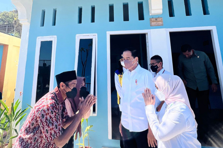 Mengawali agenda kunjungan kerjanya di hari kedua di Labuan Bajo, Kabupaten Manggarai Barat, NTT, Jumat, 22 Juli 2022, Presiden Jokowi dan Ibu Iriana Jokowi meninjau Proyek Pengembangan Sarana Hunian Pendukung Kawasan Pariwisata, Kampung Baru, Labuan Bajo.