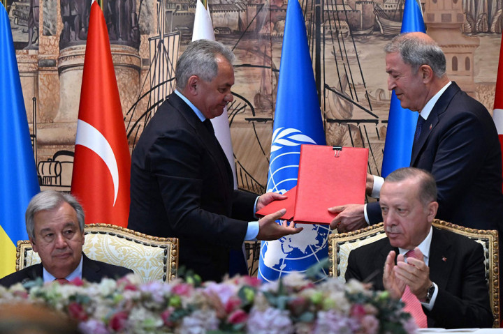 Menteri Pertahanan Rusia Sergei Shoigu (kedua kiri) dan Menhan Turki Hulusi Akar (kedua kanan) bertukar dokumen disaksikan  Sekjen PBB Antonio Guterres (kiri) dan Presiden Turki Recep Tayyip Erdogan saat acara penandatanganan kesepakatan ekspor gandum dari pelabuhan Ukraina, di Istanbul, pada Jumat, 22 Juli 2022.