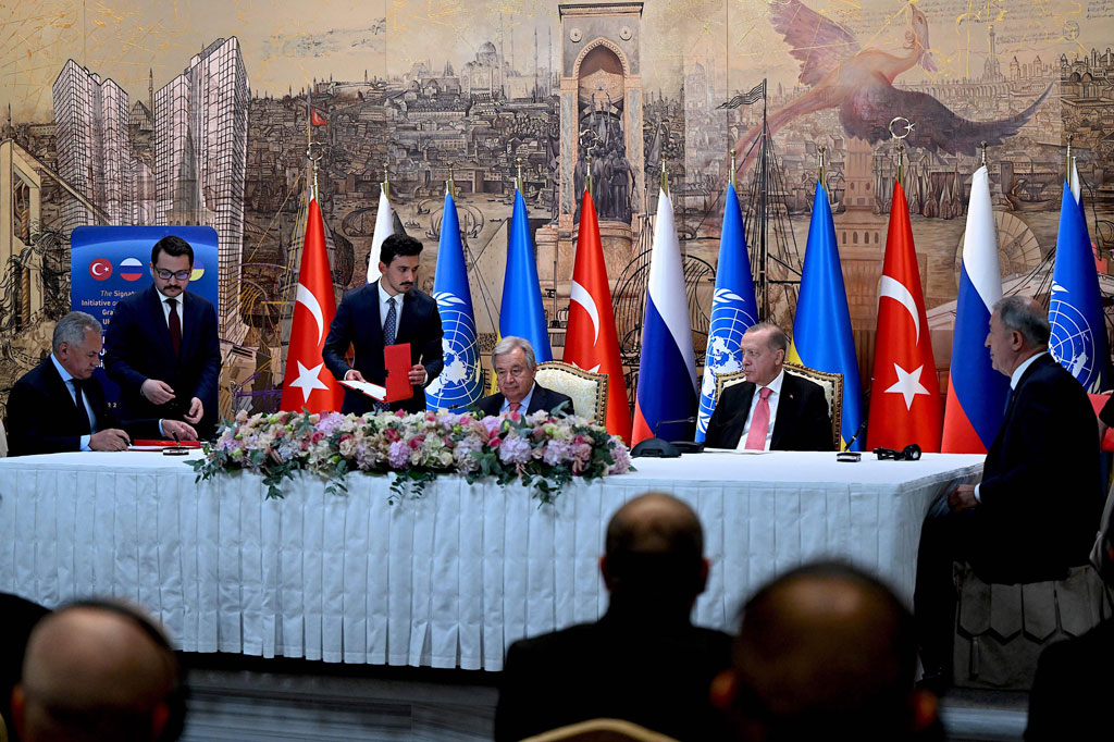 Namun permusuhan antara Moskow dan Kyiv meluas ke upacara penandatanganan, sehingga tertunda selama lebih dari setengah jam oleh perselisihan tentang pengibaran bendera di sekitar meja dan penolakan Ukraina untuk mencantumkan namanya pada dokumen yang sama dengan Rusia.