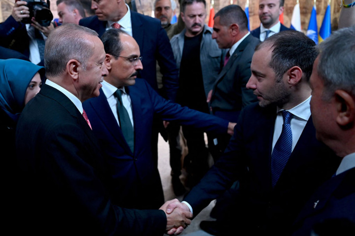 Kedua belah pihak akhirnya menandatangani perjanjian yang terpisah tetapi identik di hadapan Sekretaris Jenderal PBB Antonio Guterres dan Presiden Turki Recep Tayyip Erdogan di Istana Dolmabahce Istanbul di Selat Bosphorus.