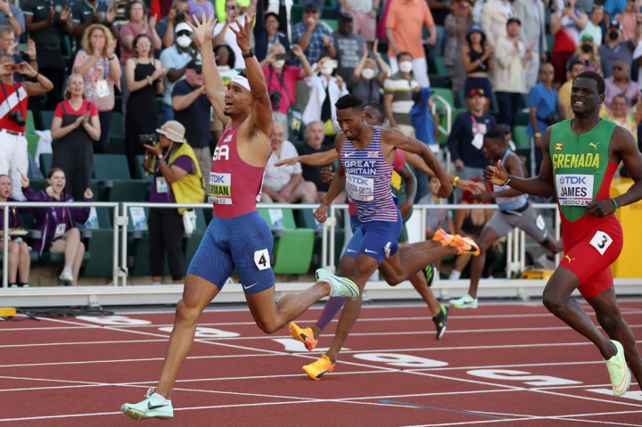 Michael Norman dari Amerika Serikat (depan) melakukan selebrasi usai melewati garis finis di Final 400m putra pada hari kedelapan Kejuaraan Dunia Atletik Oregon22 di Hayward Field, Eugene, Oregon, Sabtu, 23 Juli 2022 WIB.