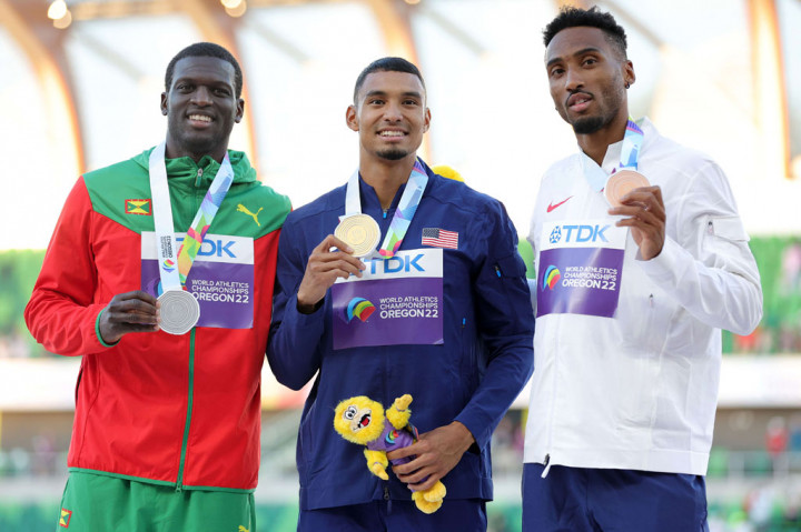 Sementara peraih medali Olimpiade tiga kali dan juara dunia 2011 Kirani James dari Grenada meraih perak dengan catatan waktu 44,68 detik, sementara Matthew Hudson-Smith (Inggris) meraih perunggu (44,66).