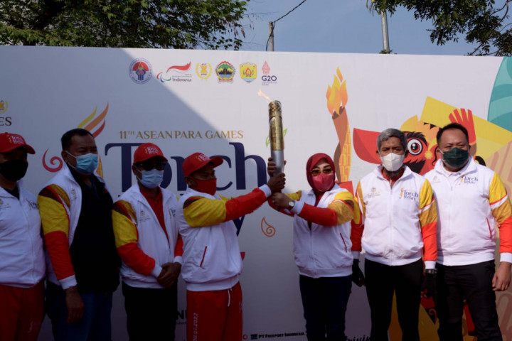 Secara estafet, Obor diserahkan kepada Sekda Jateng Sumarno dan Bupati Grobogan Sri Sumarni, sebelum dibawa Solikhan, atlet renang asal Grobogan yang meraih medali emas di ajang Pekan Paralimpic Provinsi (Peparprov) Provinsi Jateng 2018.