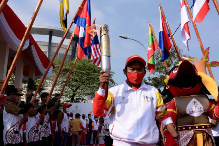 Obor dikirab bersama rombongan pembawa api obor ASEAN Para Games Solo 2022 yang akan melintasi empat kota, yaitu dari Grobogan, Semarang, Sukoharjo, Karanganyar, dan berakhir di Solo.