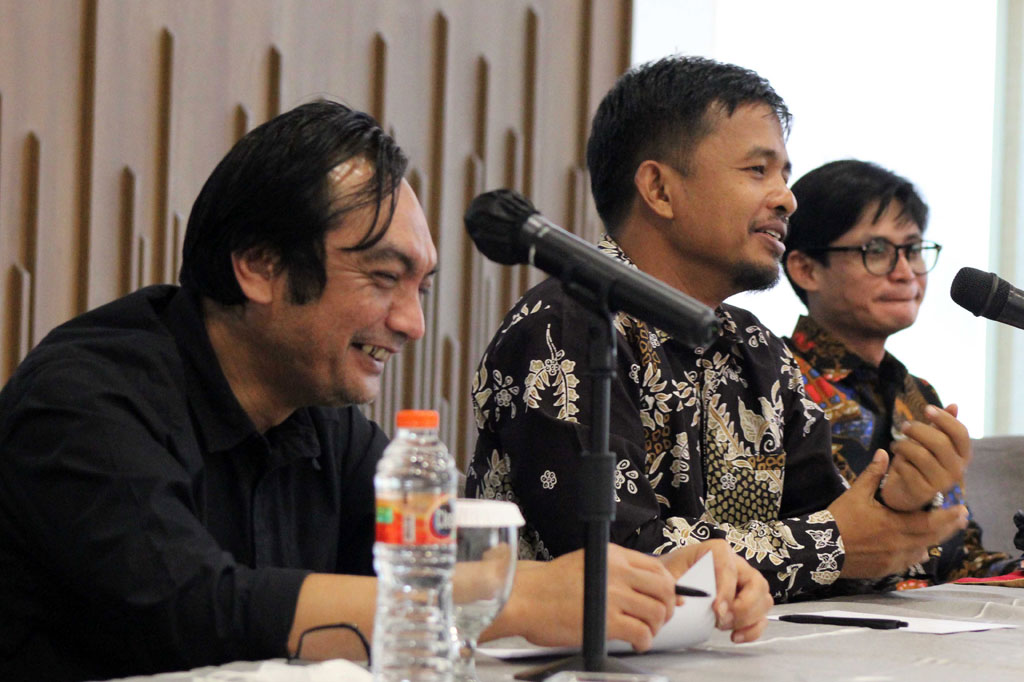 Anggota KPU Yulianto Sudrajat (kiri), Idham Holik (tengah) dan August Mellaz saat memberikan arahan saat acara bimbingan teknis (bimtek) untuk KPU provinsi, kabupaten, dan kota se-Indonesia terkait penggunaan sistem informasi partai politik (Sipol) dan tahapan pendaftaran, verifikasi, serta penetapan partai politik, di Jakarta, Sabtu, 23 Juli 2022.