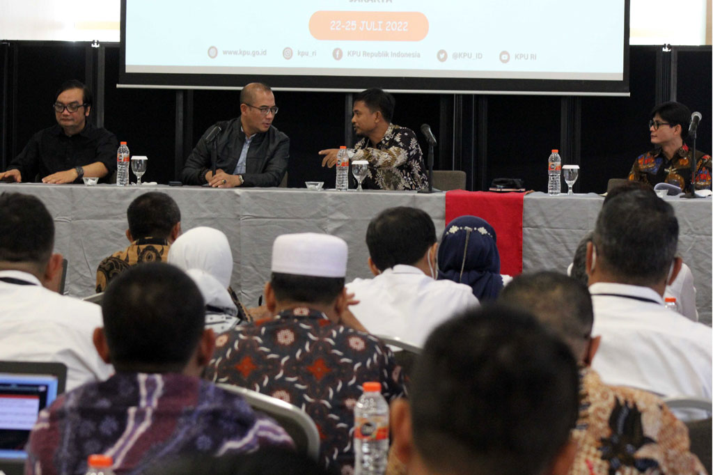 Idham mengatakan ada dua poin yang perlu diperhatikan untuk penggunaan Sipol. Pertama dari sisi KPU dan sisi pemegang akun Sipol. 