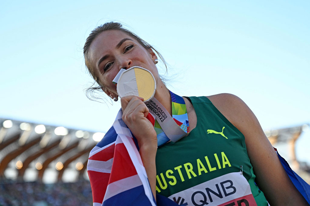 Barber mencium medali yang baru saja dia raih.