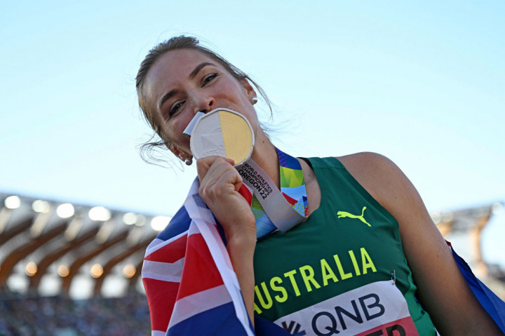 Barber mencium medali yang baru saja dia raih.
