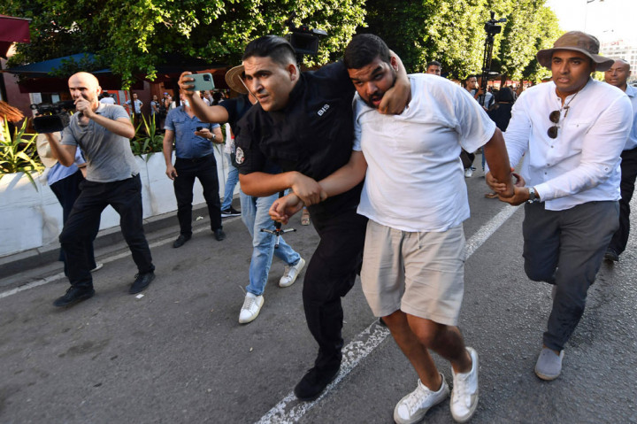 Polisi Tunisia menggunakan semprotan merica untuk membubarkan pengunjuk rasa dan menangkap beberapa di antara mereka, ketika ratusan orang berunjuk rasa menentang Presiden Kais Saied, Jumat, 22 Juli 2022, tiga hari sebelum pemungutan suara kontroversial mengenai konstitusi baru.