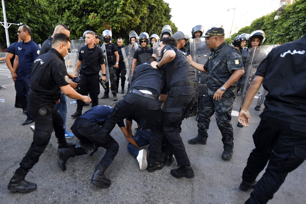 Lebih dari 300 orang berkumpul di Habib Bourguiba Avenue di Tunis tengah, dikelilingi oleh polisi dengan meriam air dan perlengkapan anti huru hara, kata wartawan AFP.