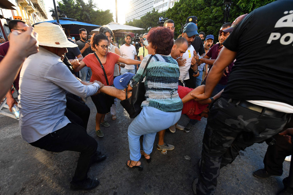 Beberapa pengunjuk rasa bergerak menuju penghalang polisi di dekat gedung kementerian dalam negeri, di mana polisi secara kasar memblokir jalan mereka. Setidaknya 10 demonstran ditangkap.
