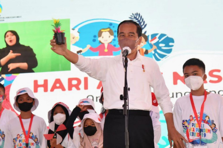 Salah satu anak yang turut bermain sulap bersama Presiden bernama Rizal berani menunjukkan trik sulap bunga bersama Presiden di hadapan teman-temannya.
