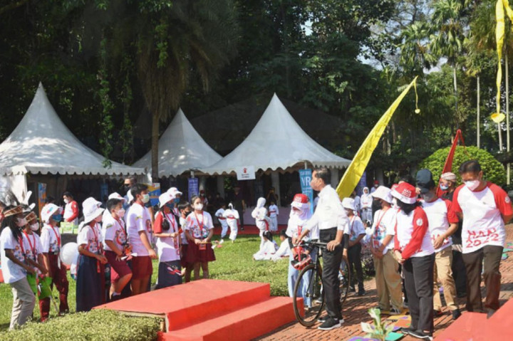 Presiden menghadiri Peringatan Puncak Hari Anak Nasional (HAN) Tahun 2022, di Kebun Raya Bogor, dengan menaiki sepeda dari Istana Kepresidenan Bogor.