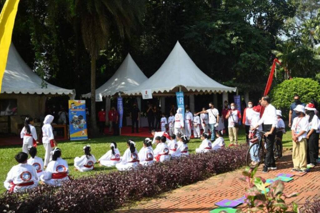 Sesaat setelah tiba, Presiden disuguhi dengan penampilan silat bangau putih yang ditampilkan anak-anak dari Persatuan Gerak Tubuh. Presiden sesekali memberikan semangat dan apresiasi atas penampilan anak-anak tersebut.