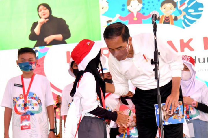 Selain mengajak anak bermain sulap, Presiden mengajukan beberapa pertanyaan kepada anak-anak mengenai pengetahuan terkait flora yang ada di Kebun Raya Bogor. Presiden menghadiahkan sepeda kepada anak-anak yang berani maju ke depan menjawab pertanyaan.