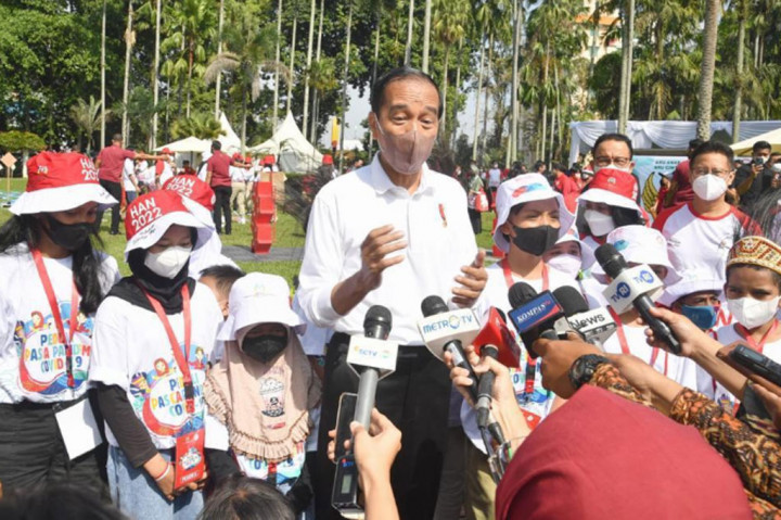 Presiden justru mempertanyakan mengapa kreativitas para remaja tersebut harus dilarang. 