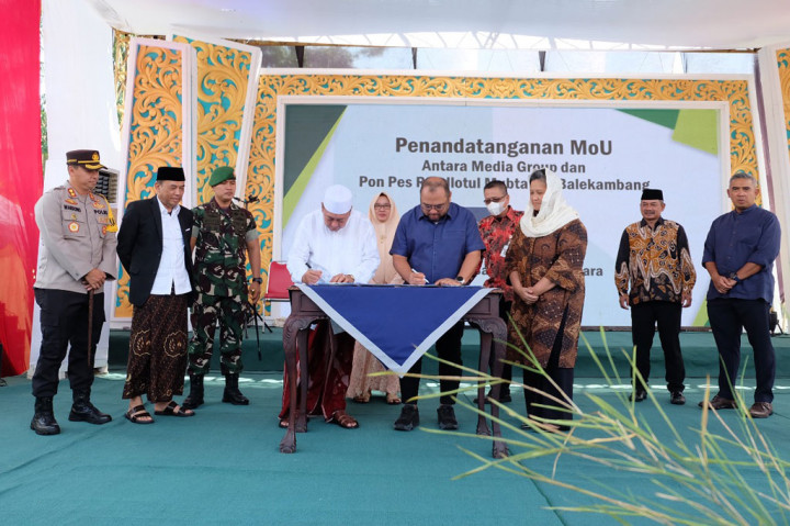 CEO Media Group Mohammad Mirdal Akib (kelima kanan) dan Pengasuh Ponpes Roudlotul Mubtadiin KH Ma'mun Abdullah (keempat kiri) menandatangani nota kesepahaman antara Media Group dengan Ponpes Roudlotul Mubtadiin, di Jepara, Jawa Tengah, Sabtu, 23 Juli 2022.