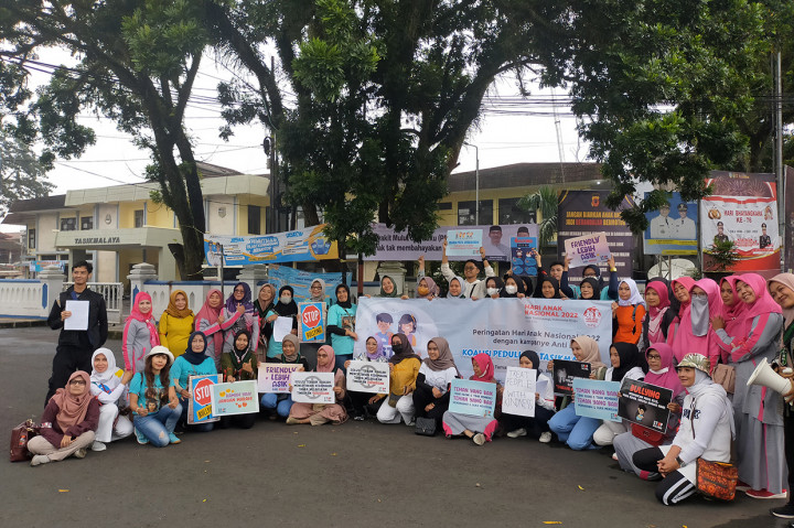 Koalisi Peduli Anak Tasikmalaya (KPAT) kampanyekan stop bullying (perundungan) di areal batu andesit Taman Kota Tasikmalaya, Minggu, 24 Juli 2022.