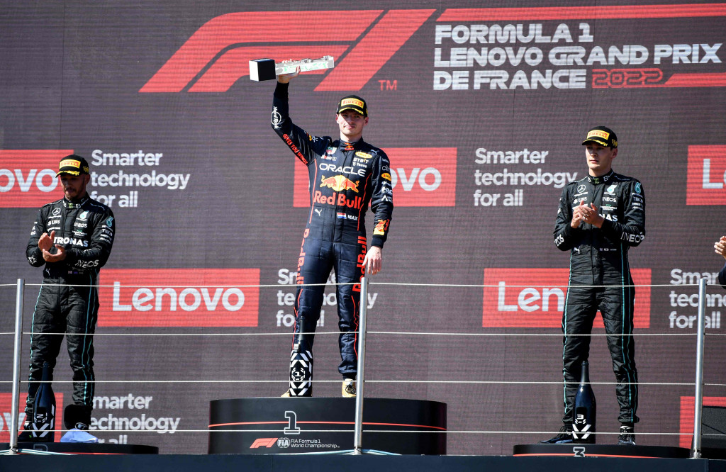 Mercedes mengamankan podium kedua dan ketiga, dengan Lewis Hamilton finis di belakang Verstappen disusul George Russell.