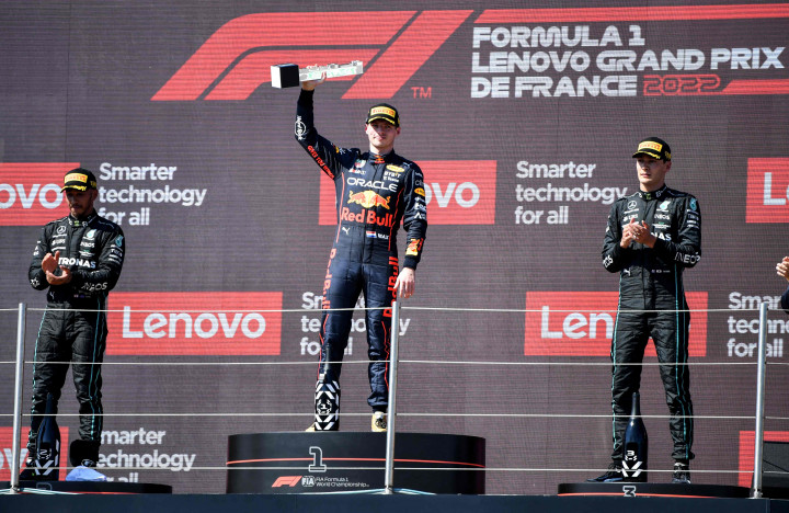 Mercedes mengamankan podium kedua dan ketiga, dengan Lewis Hamilton finis di belakang Verstappen disusul George Russell.