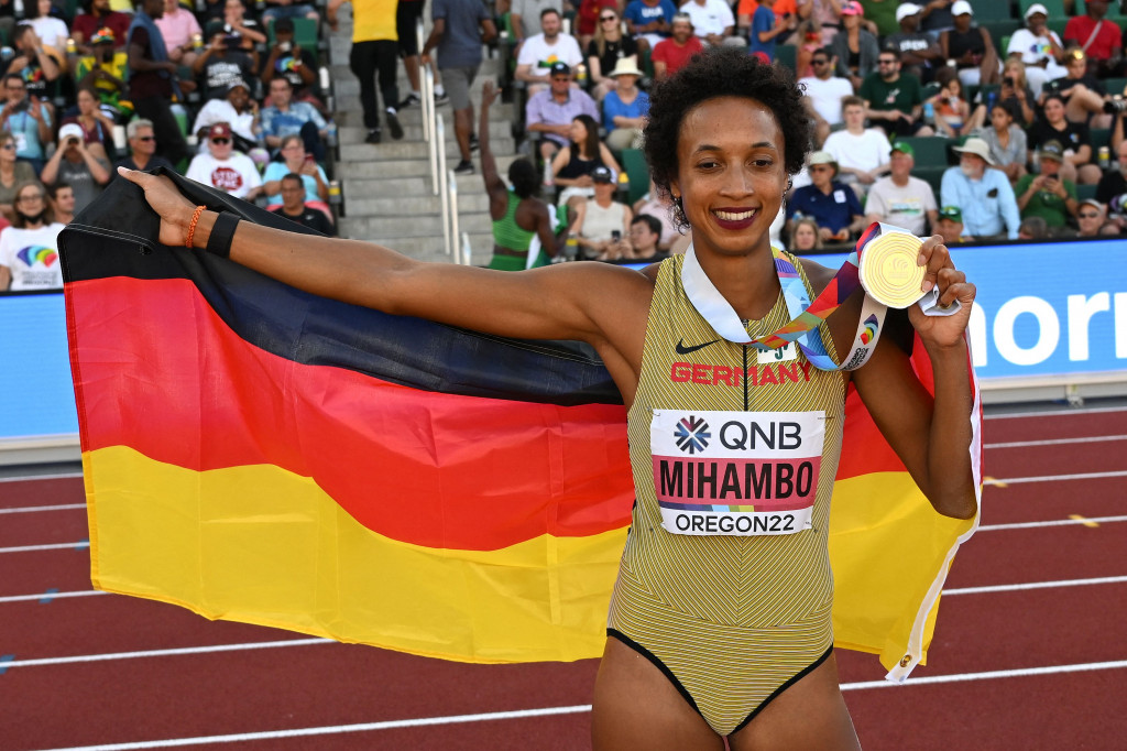Malaika Mihambo dari Jerman mempertahankan gelar lompat jauhnya di Kejuaraan Dunia Atletik di Eugene pada Minggu, 24 Juli 2022.
