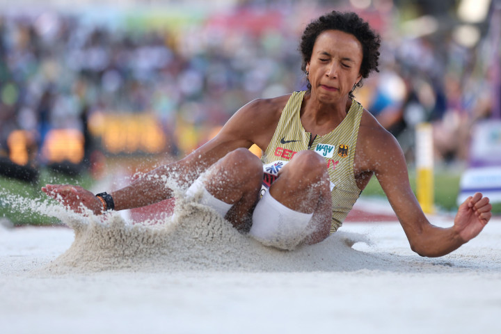Mihambo, yang memenangkan medali emas di dunia Doha 2019 dan Olimpiade Tokyo tahun lalu, mencatat upaya terbaik 7,12 meter pada upaya keenam dan terakhirnya di Lapangan Hayward.