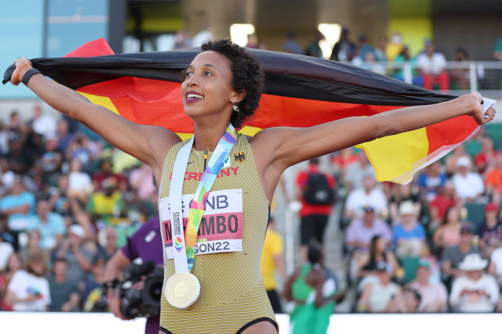 Malaika Mihambo melakukan selebrasi usai meraih medali emas di Final Lompat Jauh Putri pada hari ke sepuluh Kejuaraan Atletik Dunia Oregon22 di Eugene pada Minggu, 24 Juli 2022.