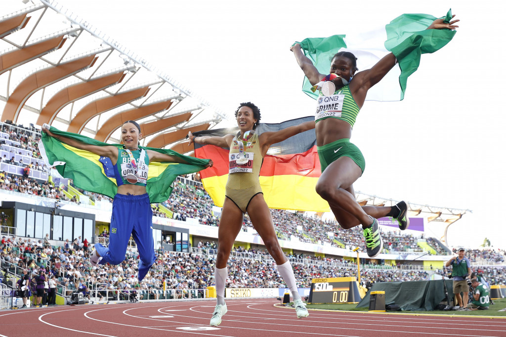 Ese Brume dari Nigeria meraih perak dengan 7,02m, dengan Leticia Oro Melo dari Brasil meraih perunggu (6,89).